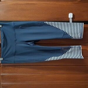 Xersion Leggings Blue Gray Ocean Stripe Capri Mesh. Size M